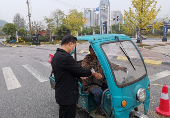 銅仁市財(cái)農(nóng)擔(dān)保公司黨委組織開展疫情防控志愿服務(wù)活動(dòng)